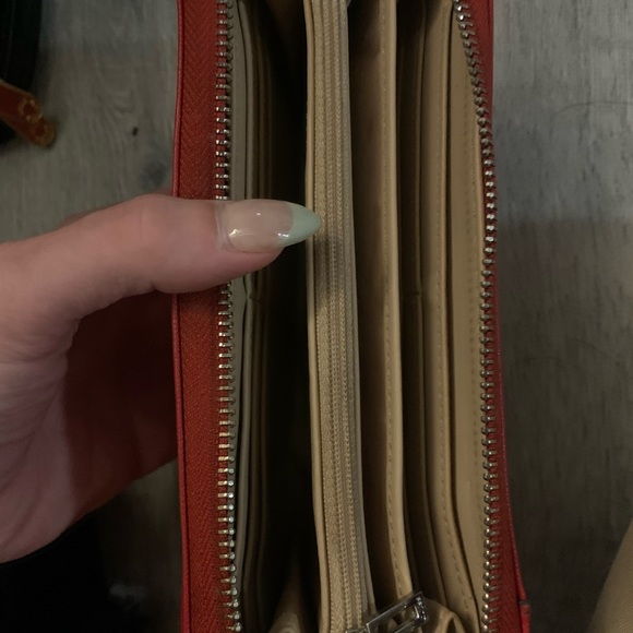 Guess zip up wallet - Picture 2 of 3